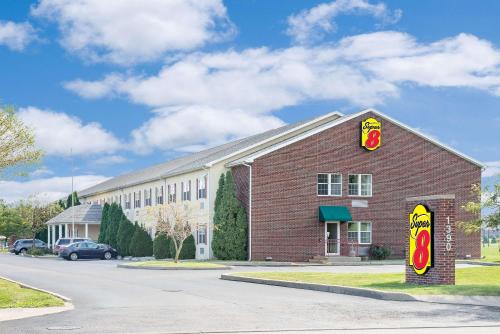 Super 8 by Wyndham Maumee Perrysburg Toledo Area - Accommodation - Maumee