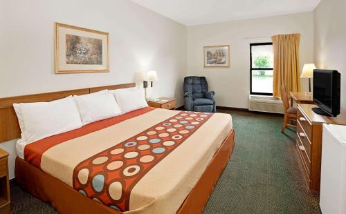 Super 8 by Wyndham Hampshire IL in Hampshire, USA