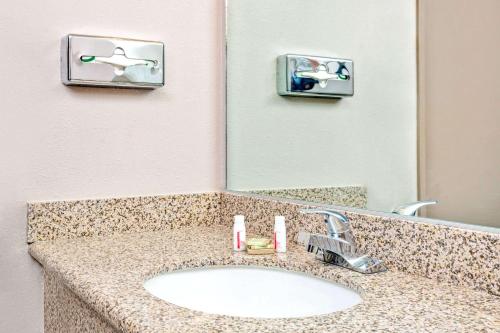 Super 8 by Wyndham Upland Ontario CA in Upland, USA