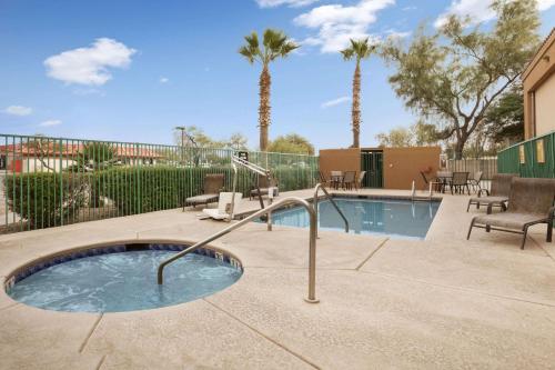 Super 8 by Wyndham Marana/Tucson Area - image 2