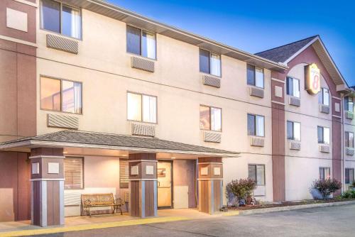 Super 8 by Wyndham Wheeling Saint Clairsville OH Area - Hotel - Wheeling