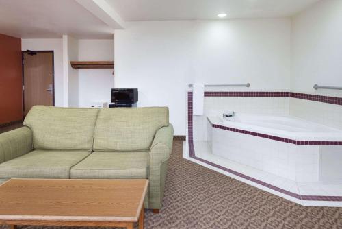 Super 8 by Wyndham Morgantown - image 5