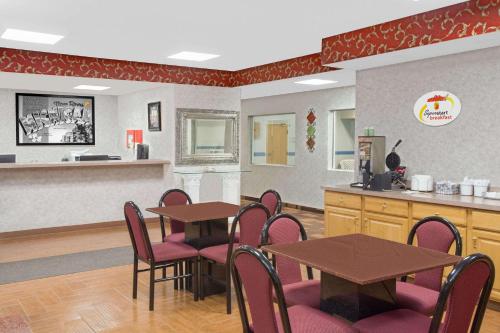 Super 8 by Wyndham Three Rivers in Three Rivers, USA