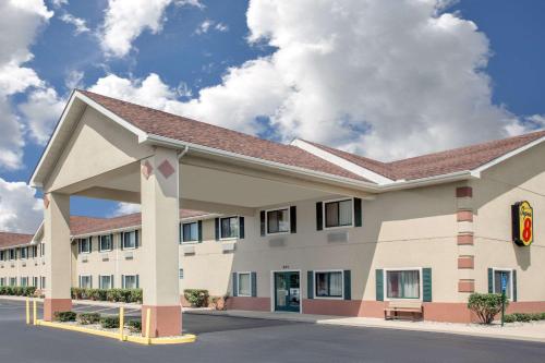 . Super 8 by Wyndham Three Rivers