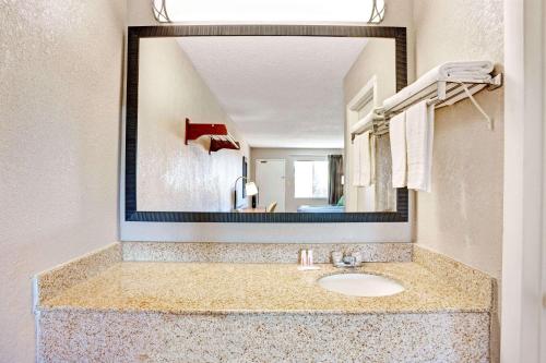 Super 8 by Wyndham Fredericksburg in Fredericksburg, USA
