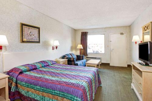 Super 8 by Wyndham Fredericksburg - image 2