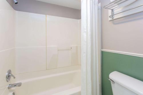 Super 8 by Wyndham Durham/University Area NC in Durham, USA