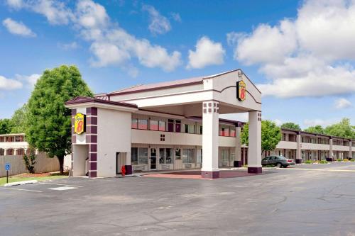 Super 8 by Wyndham Oklahoma/Frontier City in Edmond, USA