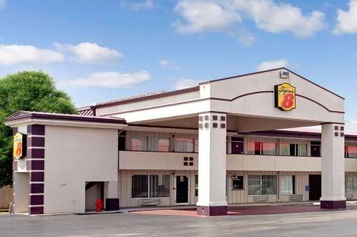 Super 8 by Wyndham Oklahoma/Frontier City in Edmond, USA