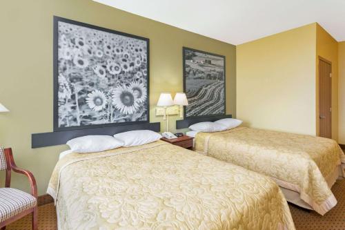 Super 8 by Wyndham Osage - main image