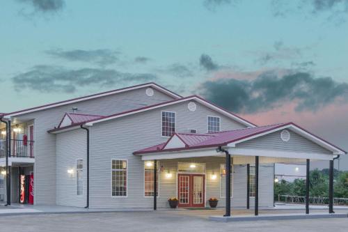 Super 8 by Wyndham Talladega AL in Talladega, USA