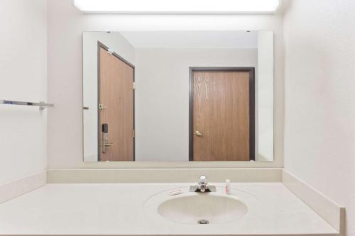 Super 8 by Wyndham Cloverdale - image 8