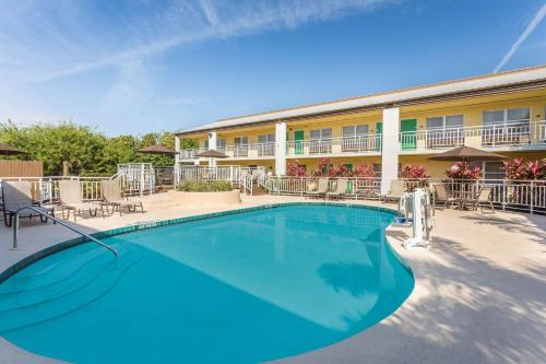 Super 8 by Wyndham Ellenton Bradenton Area