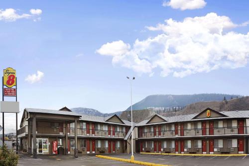 Super 8 by Wyndham Kamloops East - Accommodation - Kamloops