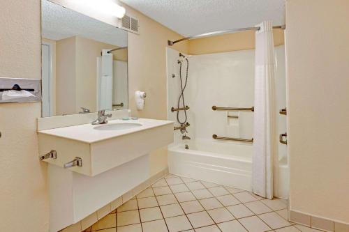Travelodge by Wyndham North Richland Hills/Dallas/Ft Worth - image 3