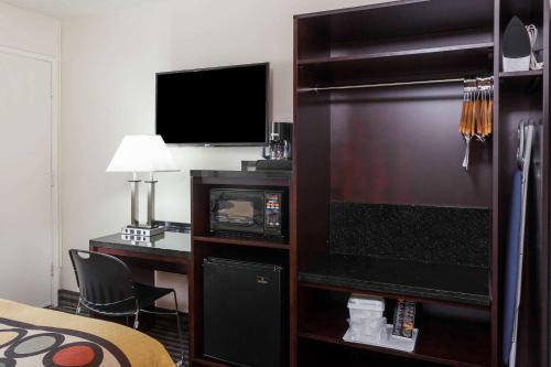 Super 8 by Wyndham San Diego Hotel Circle - image 2
