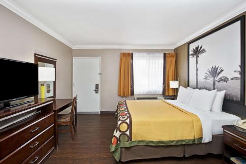 Super 8 by Wyndham Los Angeles-Culver City Area