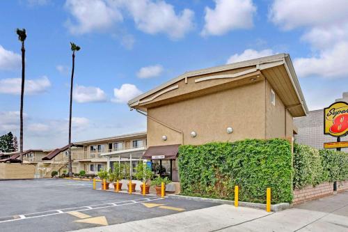 Super 8 by Wyndham Los Angeles-Culver City Area