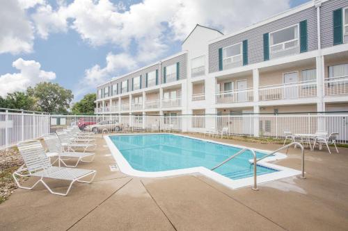 Photo - Super 8 by Wyndham Madison East