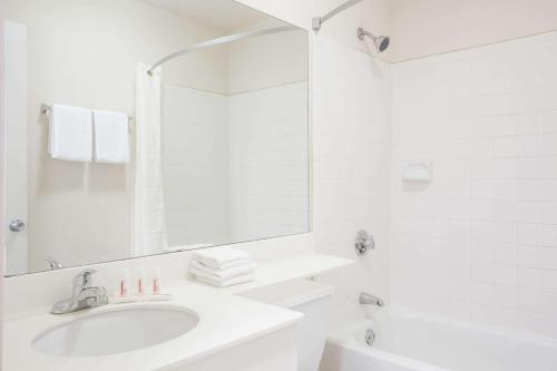 Super 8 by Wyndham Lavonia - image 10