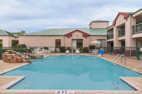 Super 8 by Wyndham Jasper TX - image 8