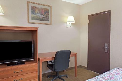 Knights Inn of Pine Brook - main image
