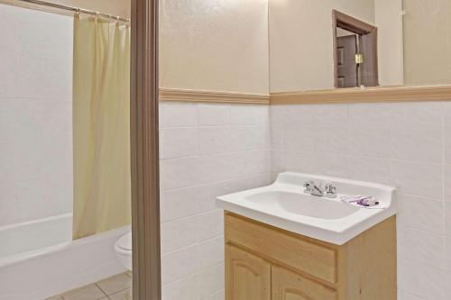 Knights Inn of Pine Brook - image 4