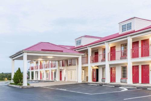 Super 8 by Wyndham Clinton in Clinton, USA