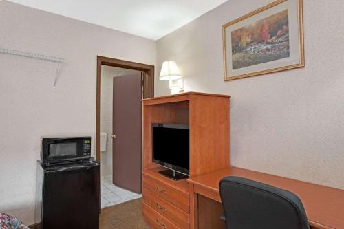 Knights Inn of Pine Brook - image 7