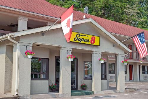 Super 8 by Wyndham Niagara Falls North, Niagara Falls