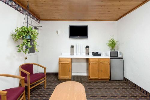 Knights Inn Brownwood - image 11