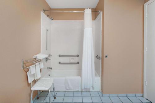 King Room with Bath Tub - Mobility/Hearing Accessible - Smoking