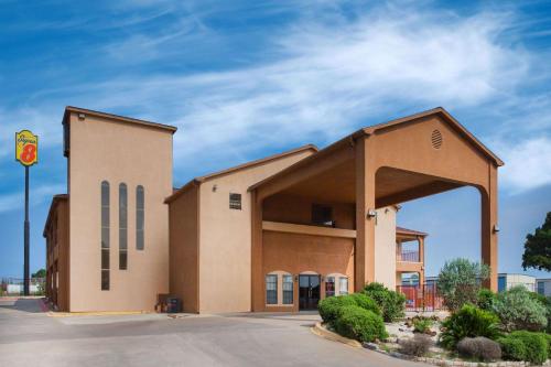 Super 8 by Wyndham Bastrop TX - Accommodation - Bastrop