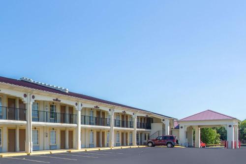 Super 8 by Wyndham Antioch/Nashville South East - image 2