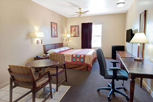 Super 8 by Wyndham St. Louis Airport in Woodson Terrace, USA