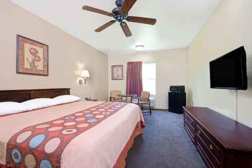 Super 8 by Wyndham St. Louis Airport - image 6