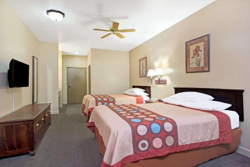 Super 8 by Wyndham St. Louis Airport in Woodson Terrace, USA