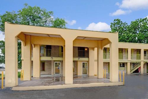 Зовнішній вигляд готелю, White Rock Inn in Сан Маркос (Техас)