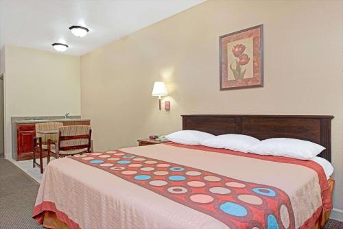 Super 8 by Wyndham St. Louis Airport in Woodson Terrace, USA
