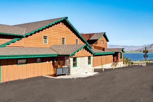 Exterior view, Topaz Lodge in Topaz Lake (NV)