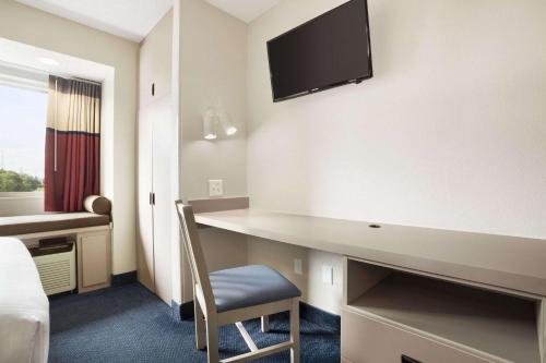 Microtel Inn By Wyndham Louisville East - image 5