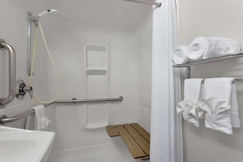 Microtel Inn By Wyndham Louisville East - image 6