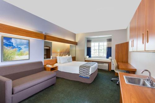 Microtel Inn and Suites by Wyndham Port Charlotte - image 3