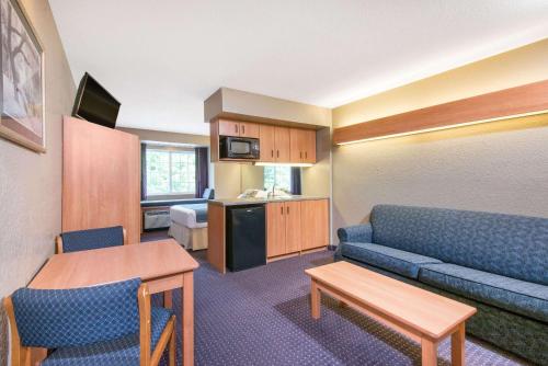 Microtel Inn & Suites by Wyndham Hazelton/Bruceton Mills - image 2