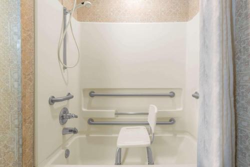 Queen Suite with Sofa Bed - Disability Access