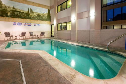 Hawthorn Suites by Wyndham Napa Valley - image 7