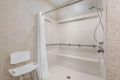 Queen Suite - Disability Access with Roll-in Shower