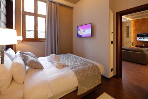 1 queen bed, 1 sofa bed