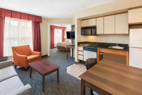 Hawthorn Suites by Wyndham Detroit Warren - image 7