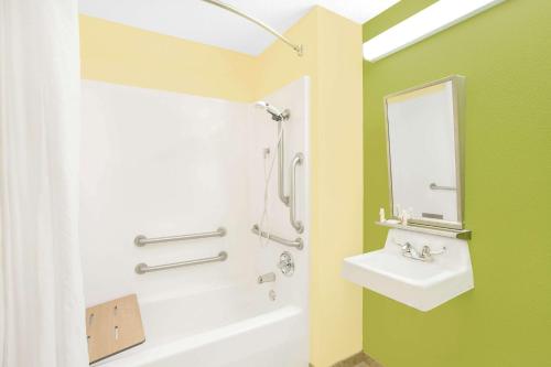 Microtel Inn & Suites by Wyndham Tuscumbia/Muscle Shoals - image 12